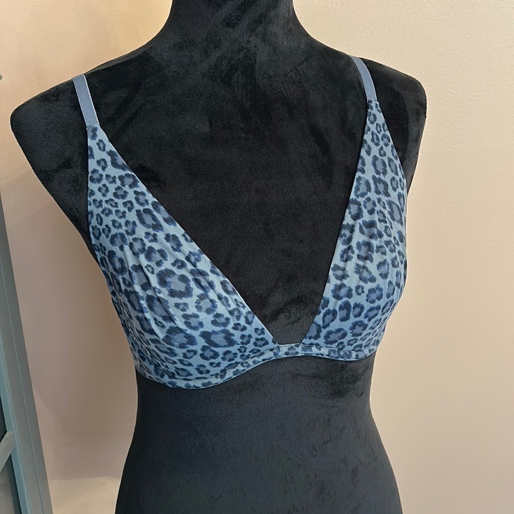 Incredible by Victoria’s Secret Bra size 32D blue / grey plunge